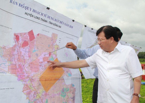 The deputy PM sees the land use plan by 2020 in Long Thanh district, Dong Nai (Photo: SGGP)